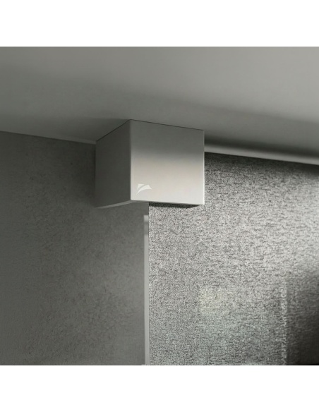 Recta: store vertical avec plaque design géométrique