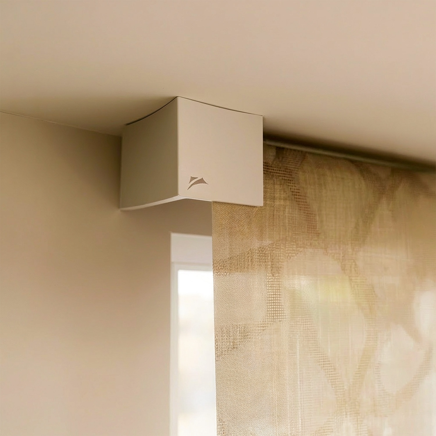 Kyma: store vertical avec plaque design ondulée