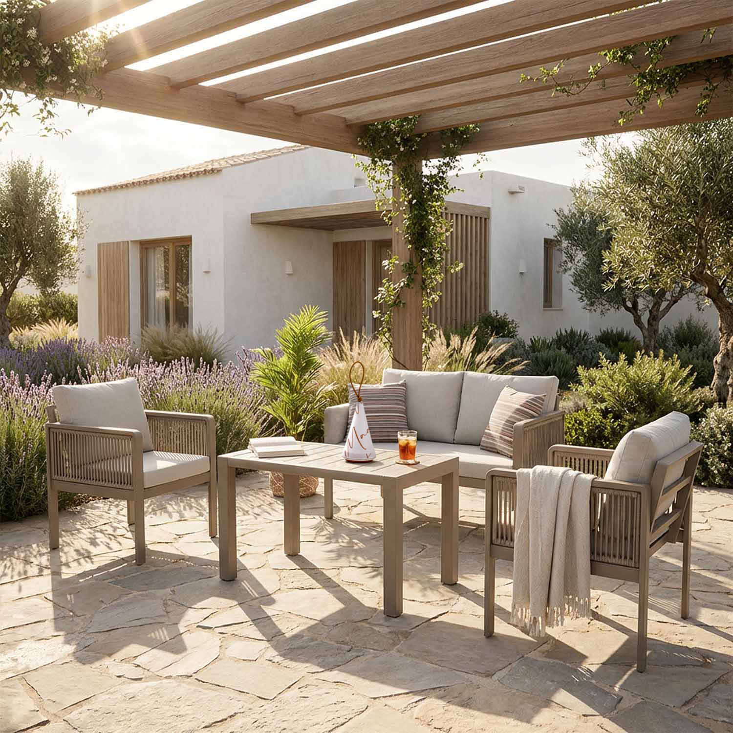 Au jardin et à l'intérieur, le même ensemble