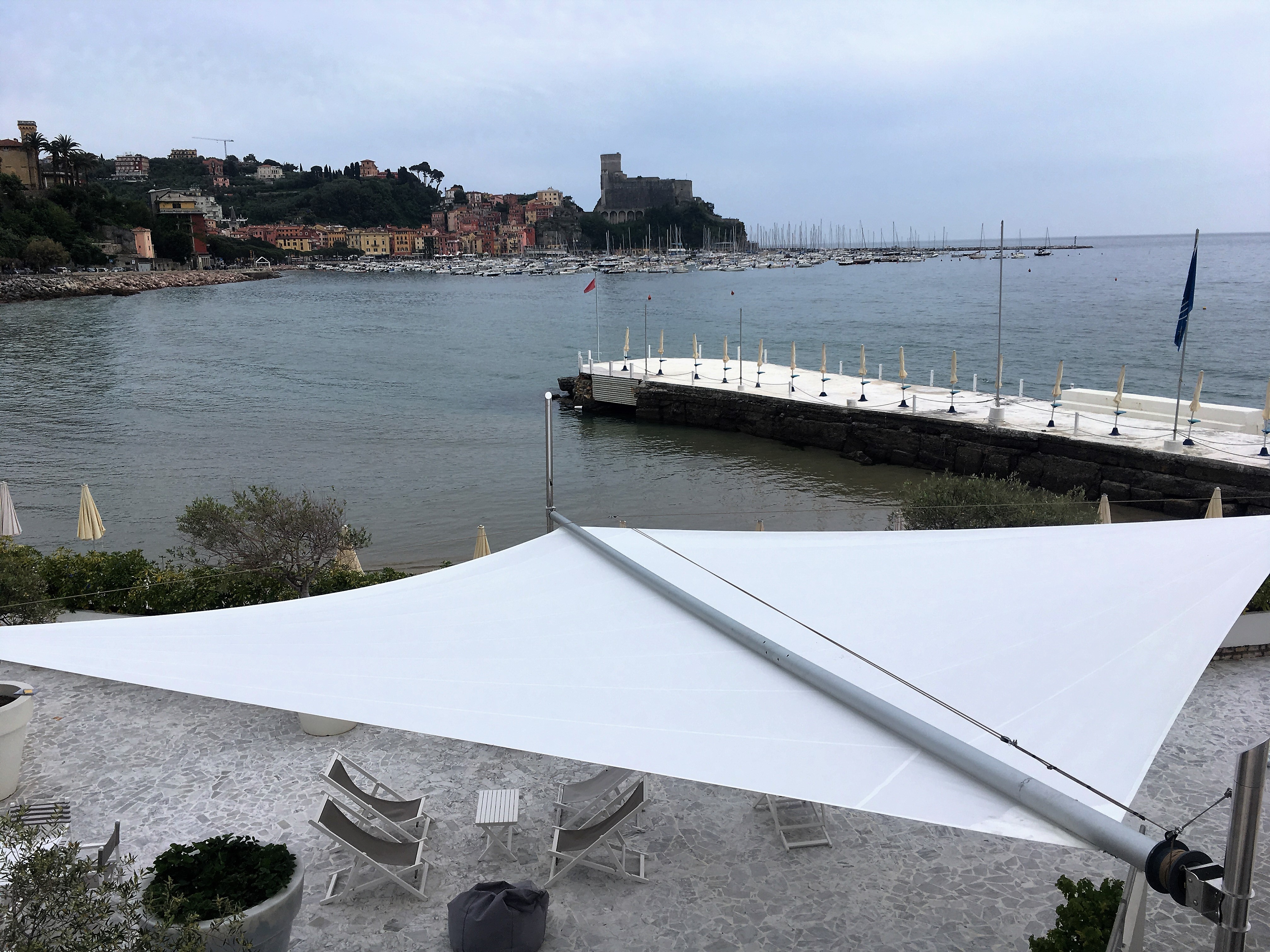 toile d'ombrage motorisée pour terraces restaurants