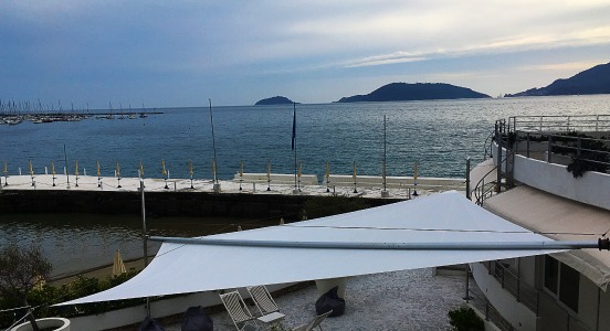 Couvrant une terrasse au bord de la mer avec notre voile d'ombrage motorisée CoR